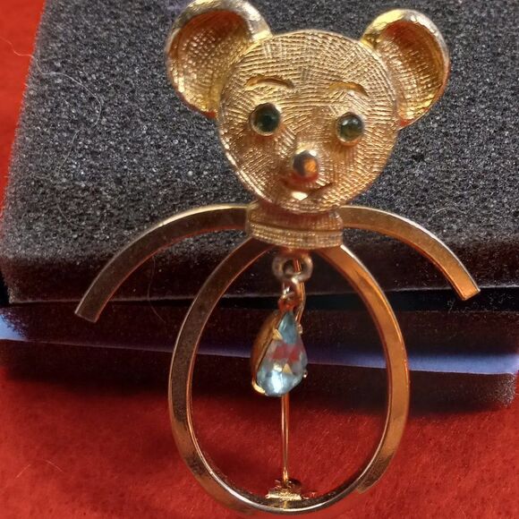Vintage Green Eyed Bear Pendant/Brooch with Dangling Teardrop Gem - Picture 1 of 5